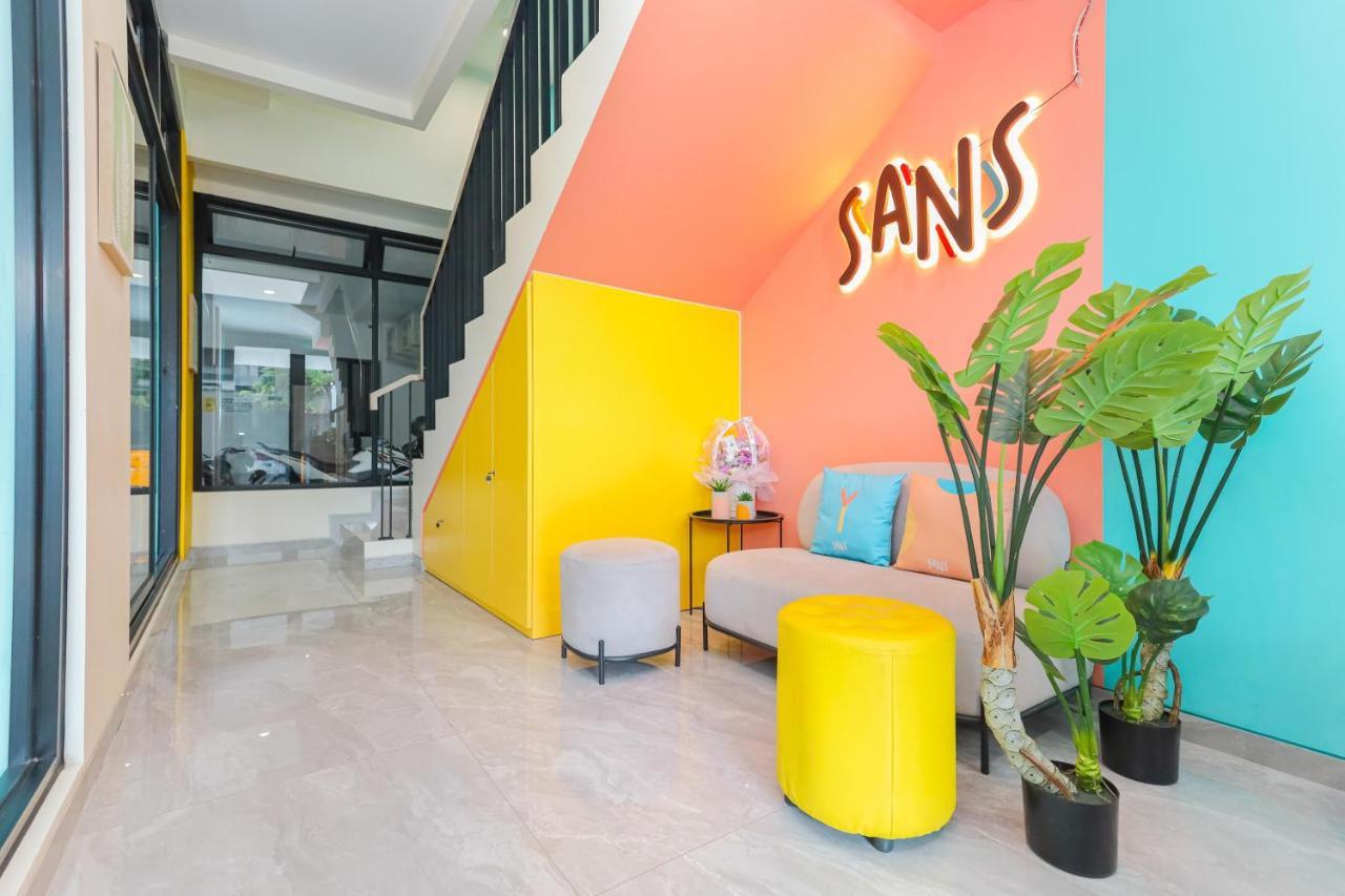 Sans Hotel Clover Ace Surabaya By Reddoorz Екстер'єр фото